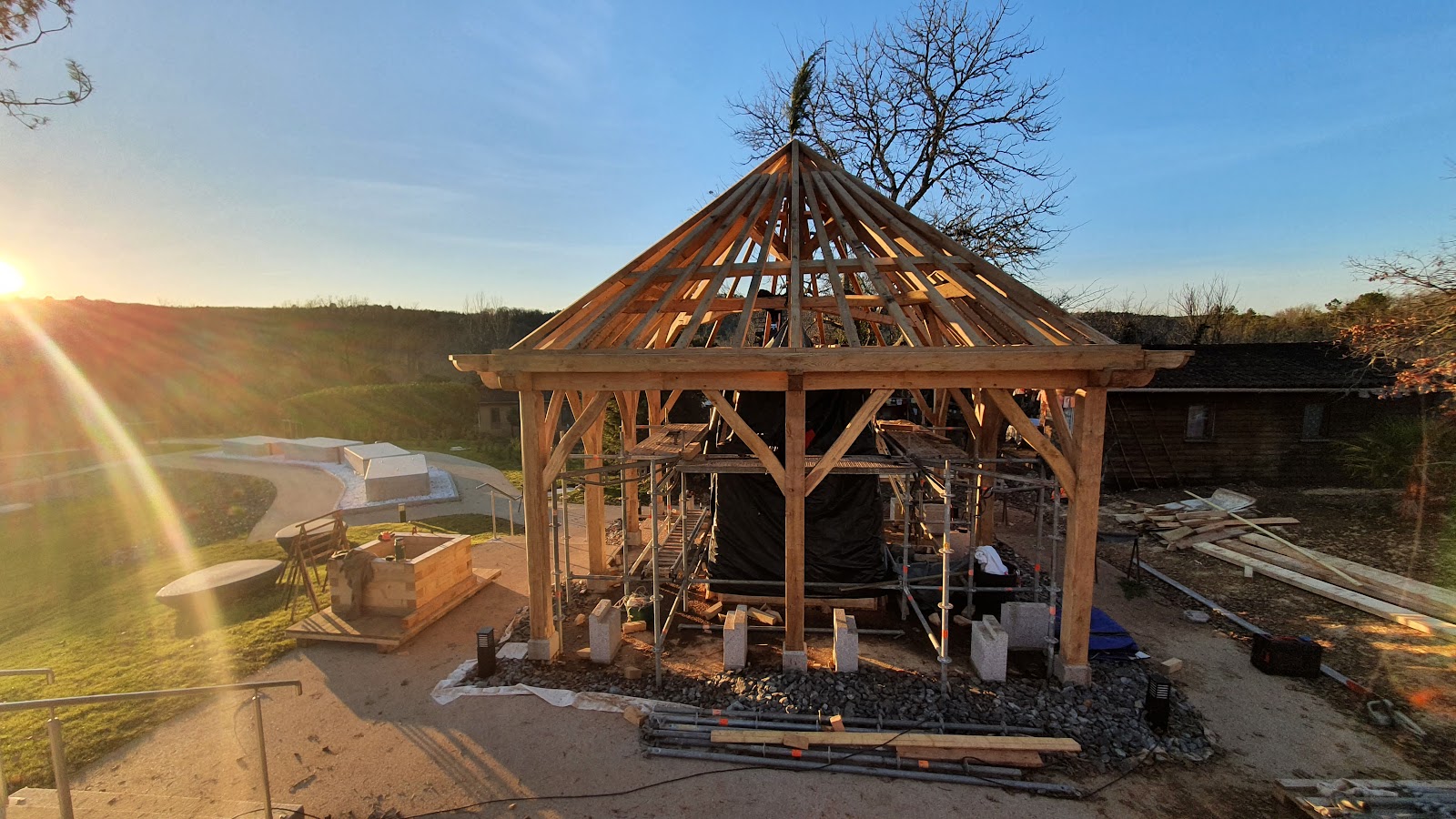Structure de pavillon de jardin en bois massif