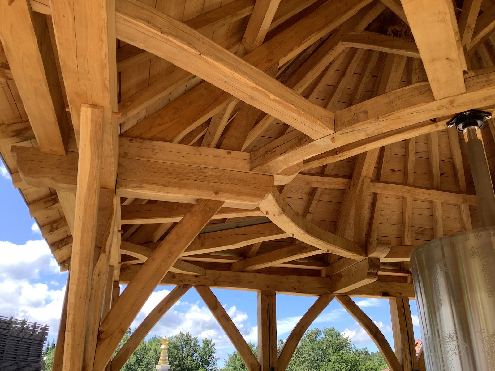 Détail d'une charpente complexe en bois massif