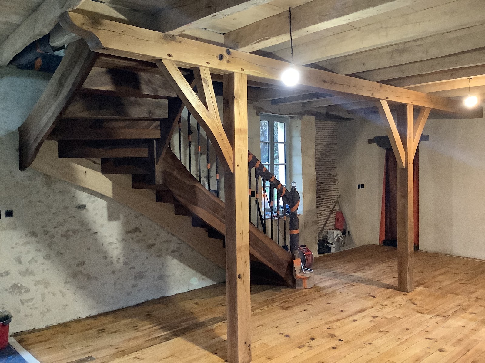 Escalier artisanal et solivage apparent en bois