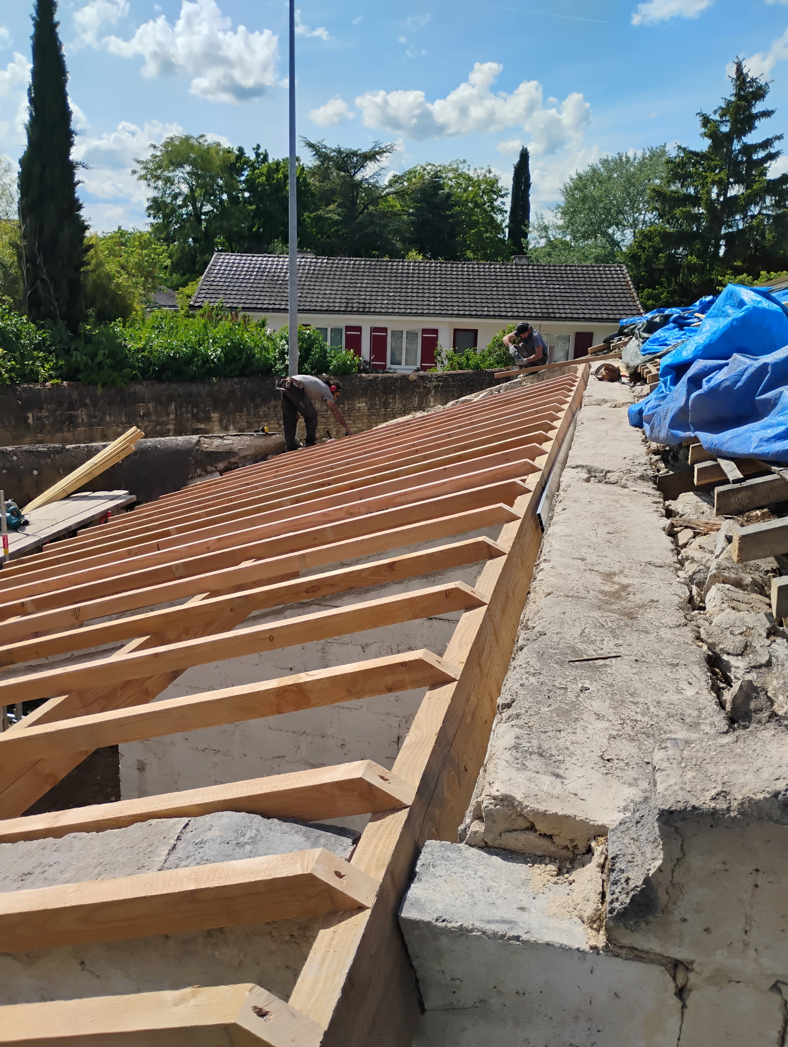 Pose de chevrons sur une toiture en cours de rénovation