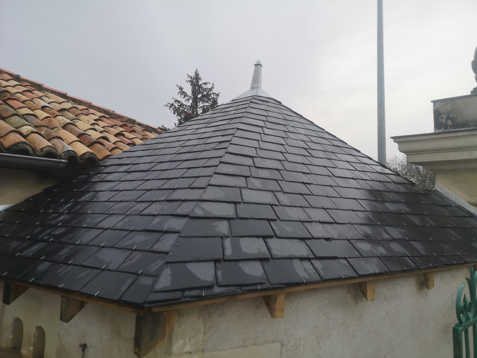 Toiture pyramidale en ardoises neuves